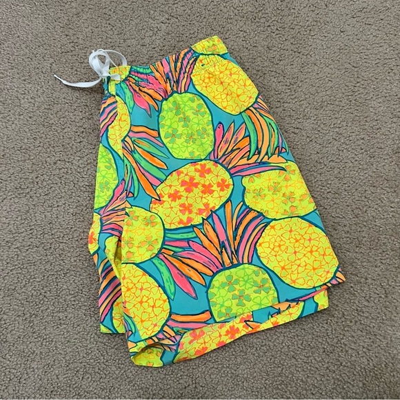 Chubbies Swimming Shorts Men’s X LARGE 
Look Colorful Pineapple 5.5” Swim Trunks - Picture 4 of 16